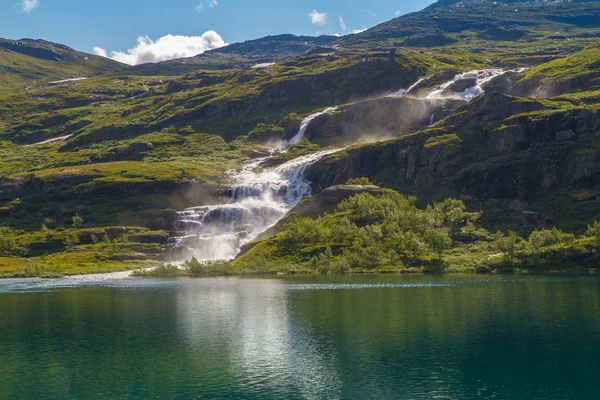 Piękne Krajobrazy Górskie Jezioro Wodospad Wodospad Góry — Zdjęcie stockowe