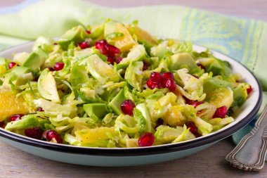 Yenileme Brüksel lahanası nar, avokado ve portakal salatası