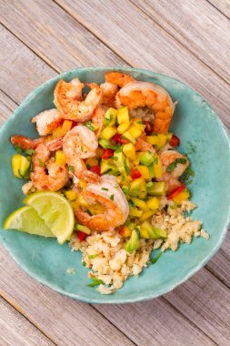 Karides mango avokado salsa ve karnabahar pirinç. Yukarıdan görüntülemek, top, dikey 