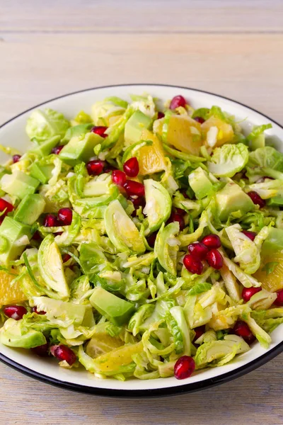 Uppfriskande Bryssel Groddar Granatäpple Avokado Och Orange Sallad — Stockfoto