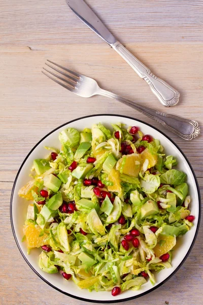 Erfrischender Rosenkohl Sprießt Granatapfel Avocado Und Orangensalat — Stockfoto