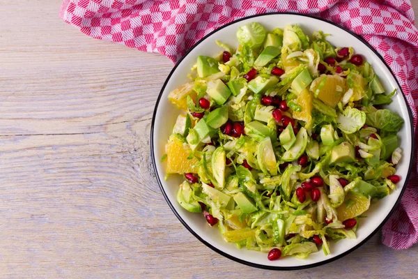 Vernieuwen Van Brussel Spruiten Granaatappel Avocado Oranje Salade — Stockfoto