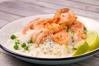 Karides pirinç ve bezelye ile. Yatay