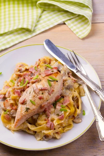 Chicken Breast Egg Noodles Bacon Mushrooms Creamy Sauce Vertical — Stock Photo, Image