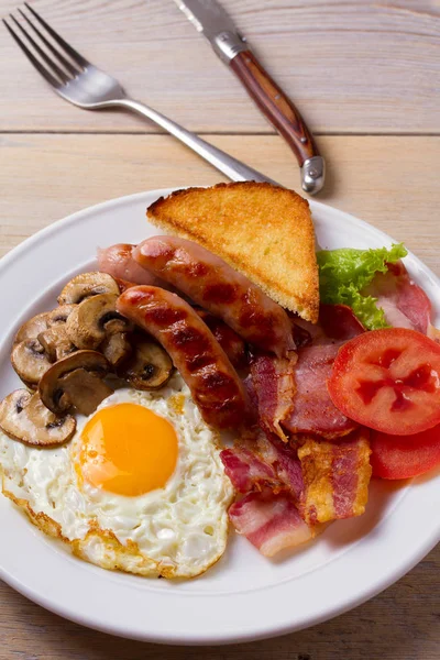 Pequeno Almoço Tradicional Inglês Irlandês Salsichas Bacon Ovo Cogumelos Tomates — Fotografia de Stock