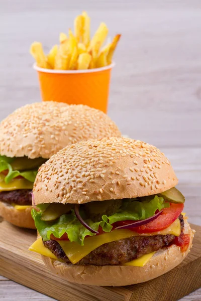 Hamburguesas Caseras Papas Fritas Sobre Fondo Madera Vertical — Foto de Stock