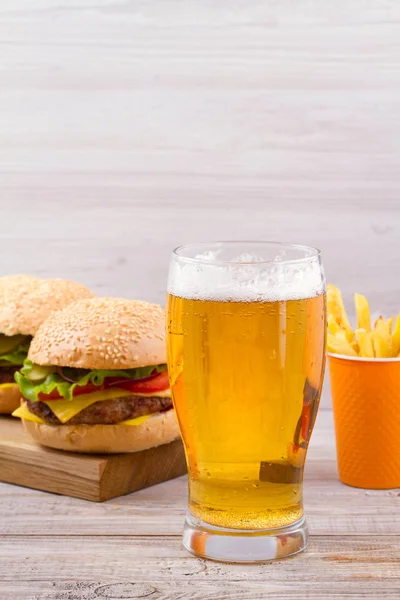 Vaso Cerveza Con Hamburguesa Papas Fritas Sobre Fondo Madera Concepto — Foto de Stock