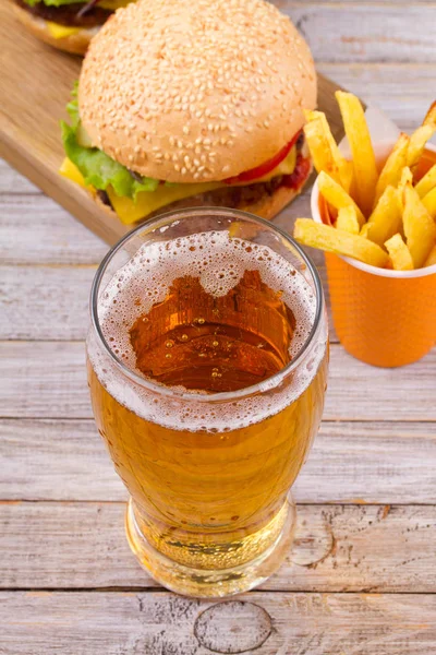 Vaso Cerveza Con Hamburguesa Papas Fritas Sobre Fondo Madera Concepto — Foto de Stock