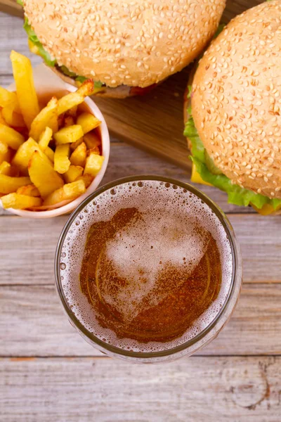 Szklanka Piwa Hamburger Frytki Podłoże Drewniane Piwo Jedzenie Koncepcja Ale — Zdjęcie stockowe