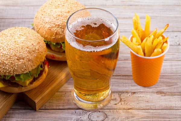 Copo Cerveja Com Hambúrguer Batatas Fritas Sobre Fundo Madeira Conceito — Fotografia de Stock