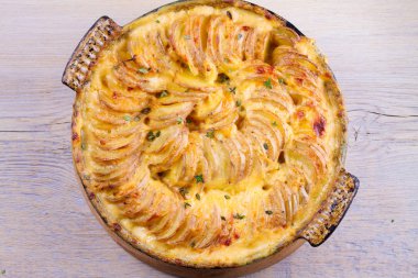 Patates graten. Patates dilimleri krem sos ile pişmiş. Yukarıdan görüntülemek, top, yatay