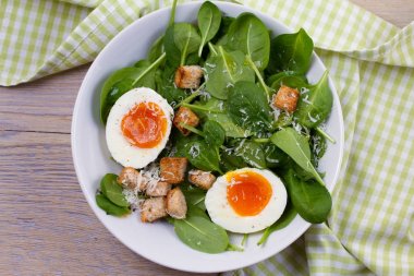 Kahvaltıda kızarmış ekmek, ıspanak ve parmesan peyniri ile haşlanmış yumurta. Kahvaltı yemek. Yukarıdan görüntülemek, top, yatay