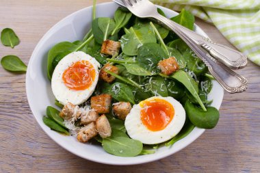 Kahvaltıda kızarmış ekmek, ıspanak ve parmesan peyniri ile haşlanmış yumurta. Kahvaltı yemek, yatay