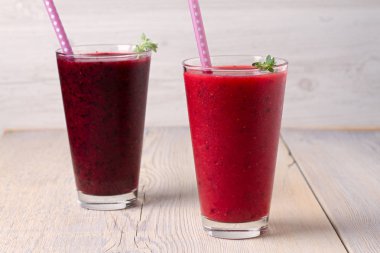 Berry güler yüzlü, kekik ile süslenmiş