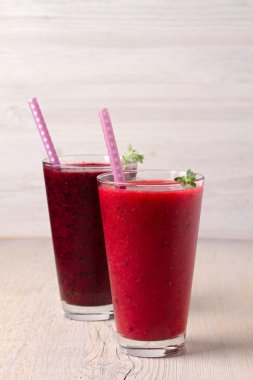 Berry güler yüzlü, kekik ile süslenmiş