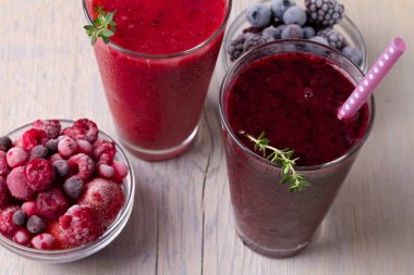 Berry güler yüzlü, kekik ile süslenmiş