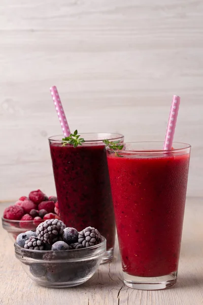 Berry Smoothie Przyozdobionym Tymiankiem — Zdjęcie stockowe