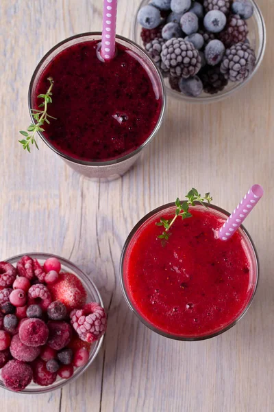 Smoothie Aux Baies Garni Thym — Photo