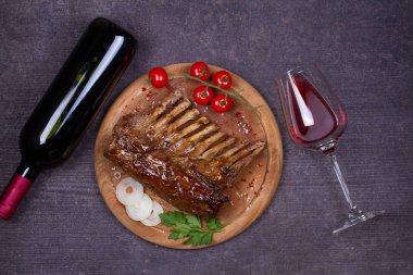 Cam ve şişe kırmızı şarap ile kuzu pirzolası. Şarap ve et. Yemek ve şarap anlayışı. Yukarıdan görüntülemek, top, yatay