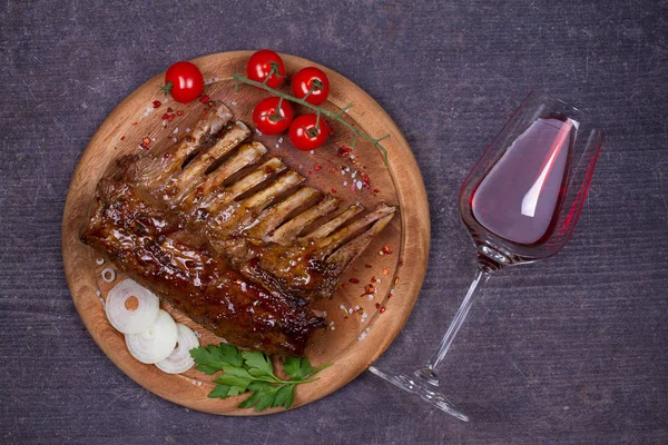 Copa Botella Vino Tinto Con Chuletas Cordero Vino Carne Concepción —  Fotos de Stock