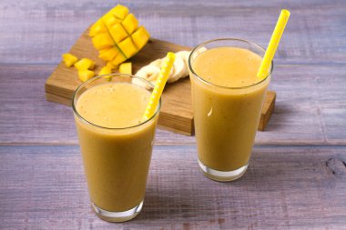 Mango muz milkshake meyve ile