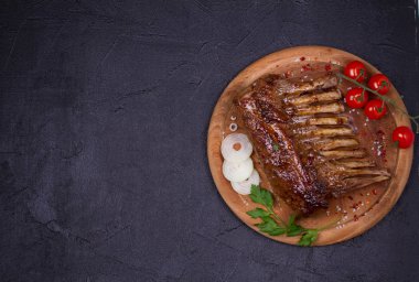 Kavrulmuş Rack Kuzu. Balsamik kuzu pirzolası ahşap kesme tahtası üzerinde