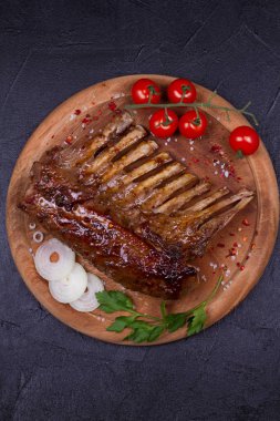 Kavrulmuş Rack Kuzu. Balsamik kuzu pirzolası ahşap kesme tahtası üzerinde