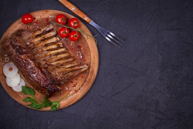 Kavrulmuş Rack Kuzu. Balsamik kuzu pirzolası ahşap kesme tahtası üzerinde