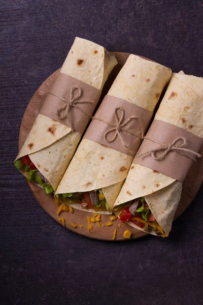 Tortilla Burritos Sándwiches Rollos Retorcidos Envolturas Con Carne Res Tomates —  Fotos de Stock