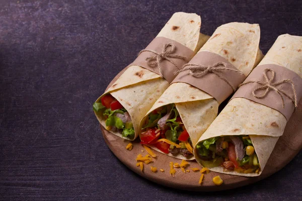 Tortilla Burritos Sandwiches Twisted Rolls Wraps Beef Tomatoes Lettuce Cucumbers — Stock Photo, Image