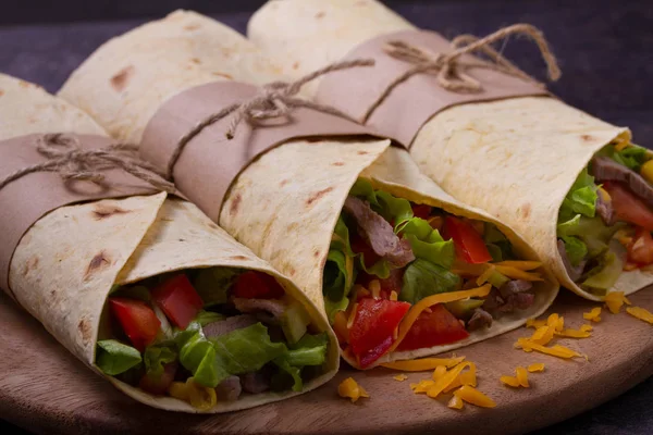 Tortilla Burritos Sandwiches Twisted Rolls Wraps Beef Tomatoes Lettuce Cucumbers — Stock Photo, Image