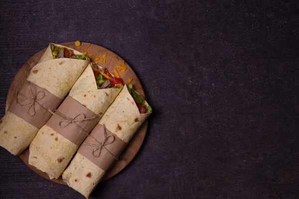 Tortilla Burritos Smörgåsar Twisted Rullar Wraps Med Tomater Gurka Sallad — Stockfoto