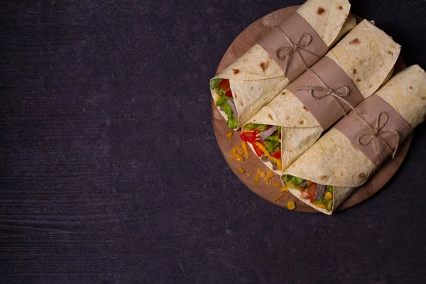 Τορτίγια Burritos Σάντουιτς Στριμμένα Ρολά Τυλίγει Βόειο Κρέας Μαρούλια Αγγούρια — Φωτογραφία Αρχείου