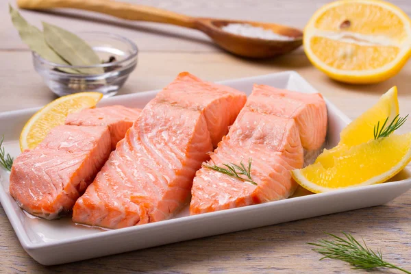 在白盘子里煮鲑鱼 水煮鲑鱼柳有益健康的饮食鱼 — 图库照片