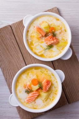 Somon çorbası. Fin somon çorbası Lohikeitto. Yukarıdan görüntülemek, top, dikey