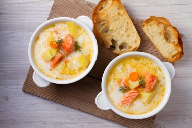 Somon çorbası. Fin somon çorbası Lohikeitto. Yukarıdan görüntülemek, top, yatay