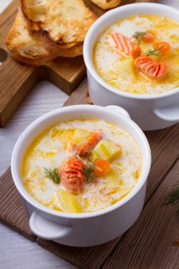 Somon çorbası. Fin somon çorbası Lohikeitto. dikey