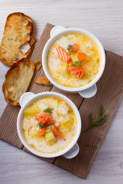 Somon çorbası. Fin somon çorbası Lohikeitto. Yukarıdan görüntülemek, top, dikey