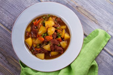 Sığır eti, patates, havuç, bezelye ve baharat ihtiva eder. Sığır eti güveç, İrlanda popüler çanak