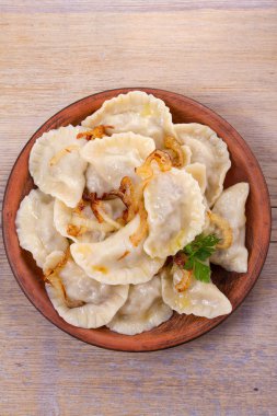 Biftek ile doldurulmuş ve kızarmış soğanla servis edilmiş börekler. Varenyky, vareniki, pierogi, pyrohy. Doldurulmuş hamur tatlısı 