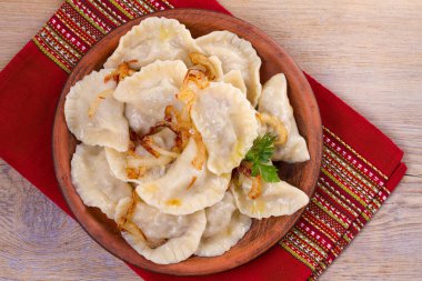 Biftek ile doldurulmuş ve kızarmış soğanla servis edilmiş börekler. Varenyky, vareniki, pierogi, pyrohy. Doldurulmuş hamur tatlısı 