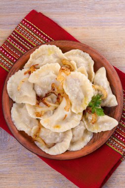 Biftek ile doldurulmuş ve kızarmış soğanla servis edilmiş börekler. Varenyky, vareniki, pierogi, pyrohy. Doldurulmuş hamur tatlısı 