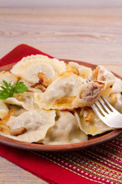 Biftek ile doldurulmuş ve kızarmış soğanla servis edilmiş börekler. Varenyky, vareniki, pierogi, pyrohy. Doldurulmuş hamur tatlısı 