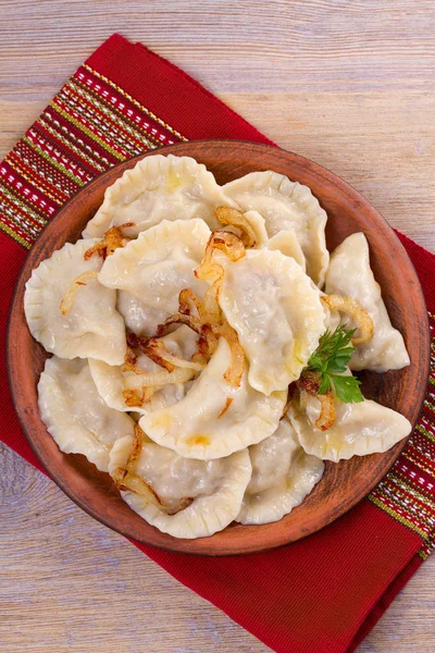 Knödel Gefüllt Mit Rindfleisch Und Serviert Mit Gebratenen Zwiebeln Varenyky — Stockfoto