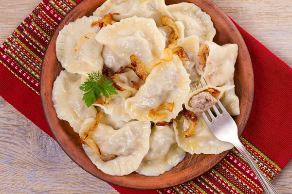 Dumplings Gevuld Met Rundvlees Geserveerd Met Gebakken Varenyky Vareniki Pierogi — Stockfoto
