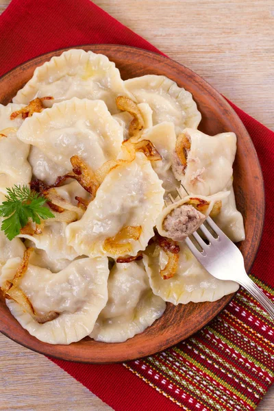 Pierogi Wypełnione Mięsem Wołowym Podawane Smażoną Cebulą Varenyky Vareniki Pierogi — Zdjęcie stockowe