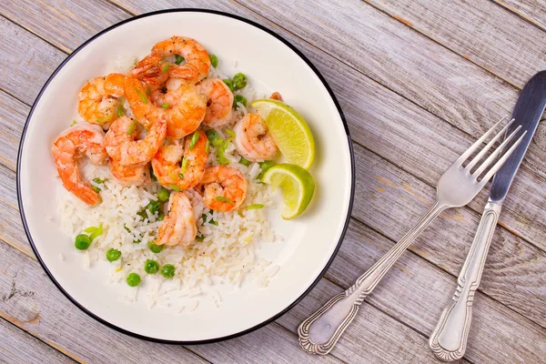 Camarones Con Arroz Jengibre Guisantes Verdes Lima Sobre Plato Blanco —  Fotos de Stock