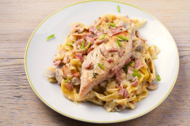 Tavuk ve kremsi pastırma ve mantarlı makarna