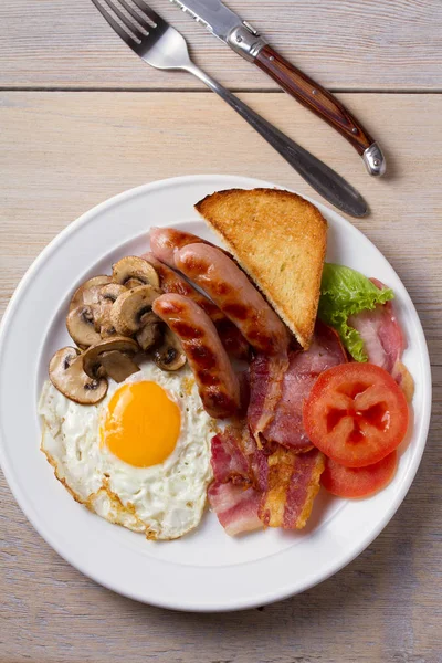 Pełne Śniadanie Angielskie Lub Irlandzki Kiełbaski Boczek Jajko Pieczarki Pomidory — Zdjęcie stockowe
