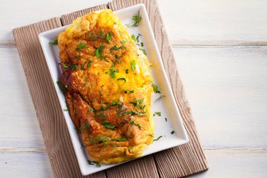 Rendelenmiş peynir omlet. Yumurta kahvaltı veya brunch için. Yukarıdan görüntülemek, top, yatay